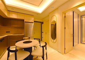 شقة 1+1 على الخط الأول في محمودلار في مجمع سكني مرموق