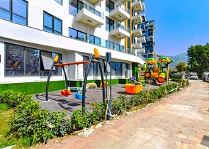 شقة 1+1 على الخط الأول في محمودلار في مجمع سكني مرموق