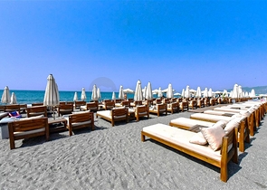 شقة 1+1 على الخط الأول في محمودلار في مجمع سكني مرموق