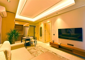 شقة 1+1 على الخط الأول في محمودلار في مجمع سكني مرموق