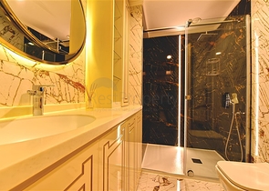 شقة 1+1 على الخط الأول في محمودلار في مجمع سكني مرموق