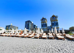 شقة 1+1 على الخط الأول في محمودلار في مجمع سكني مرموق