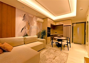 شقة 1+1 على الخط الأول في محمودلار في مجمع سكني مرموق