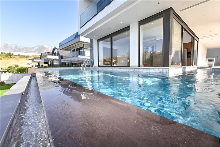 فيلا مع مسبح لا متناهي وإطلالات بانورامية في الهواء الطلق على الغابة والمدينة والبحر