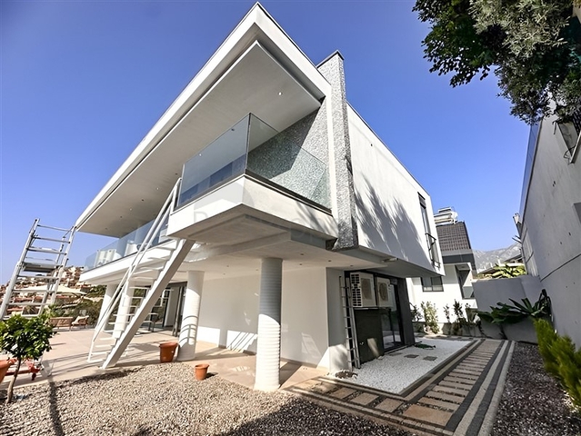 فيلا مع مسبح لا متناهي وإطلالات بانورامية في الهواء الطلق على الغابة والمدينة والبحر