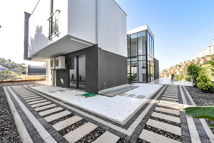 فيلا مع مسبح لا متناهي وإطلالات بانورامية في الهواء الطلق على الغابة والمدينة والبحر