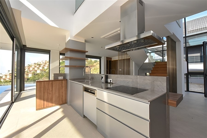 فيلا مع مسبح لا متناهي وإطلالات بانورامية في الهواء الطلق على الغابة والمدينة والبحر