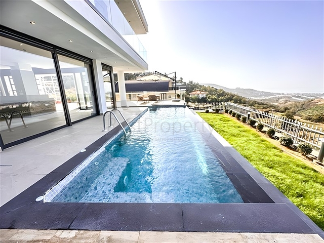 فيلا مع مسبح لا متناهي وإطلالات بانورامية في الهواء الطلق على الغابة والمدينة والبحر
