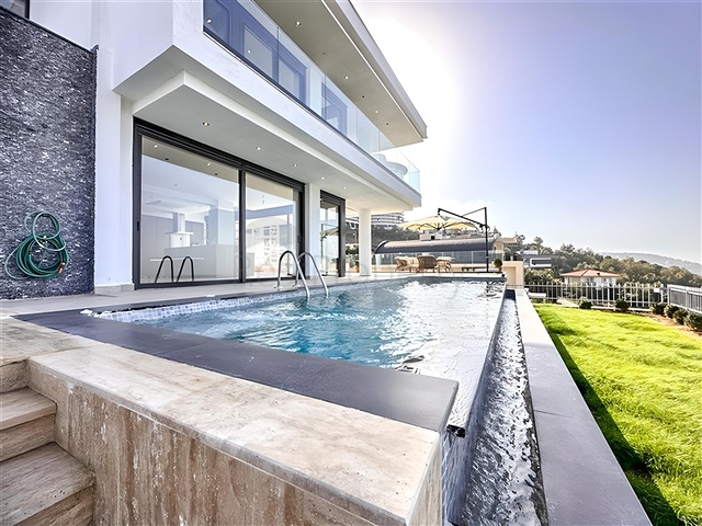 فيلا مع مسبح لا متناهي وإطلالات بانورامية في الهواء الطلق على الغابة والمدينة والبحر