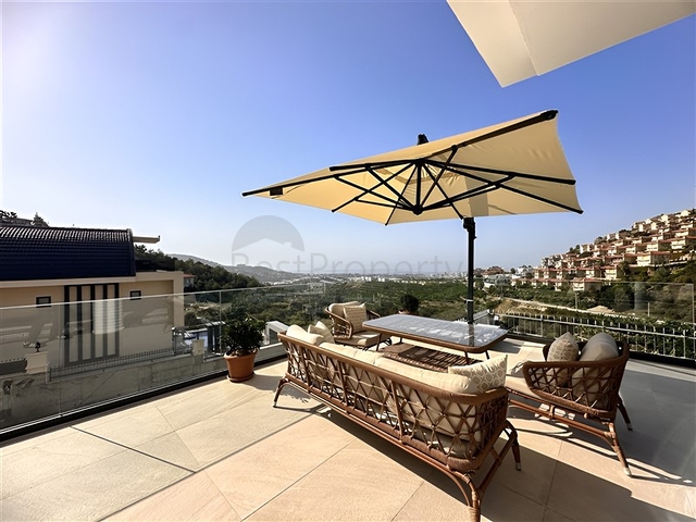 فيلا مع مسبح لا متناهي وإطلالات بانورامية في الهواء الطلق على الغابة والمدينة والبحر