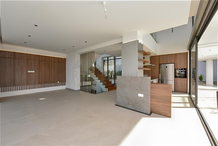 فيلا مع مسبح لا متناهي وإطلالات بانورامية في الهواء الطلق على الغابة والمدينة والبحر