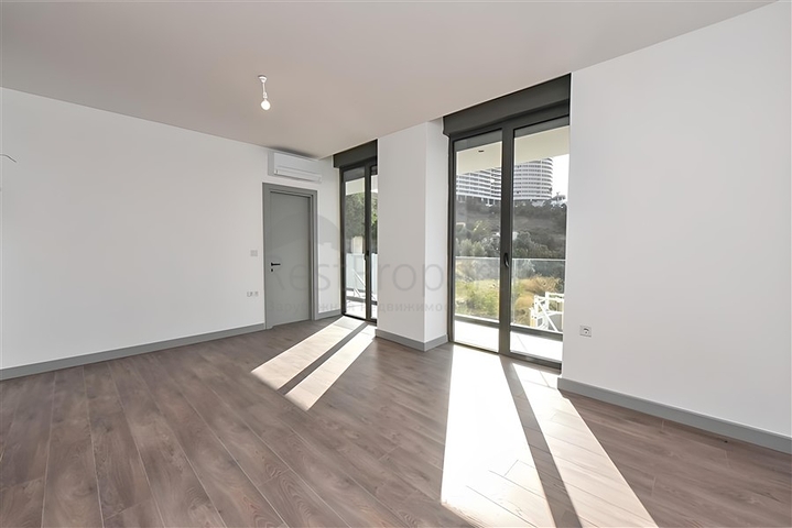 فيلا مع مسبح لا متناهي وإطلالات بانورامية في الهواء الطلق على الغابة والمدينة والبحر