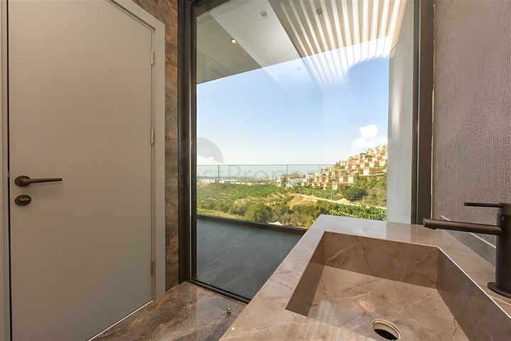 فيلا مع مسبح لا متناهي وإطلالات بانورامية في الهواء الطلق على الغابة والمدينة والبحر