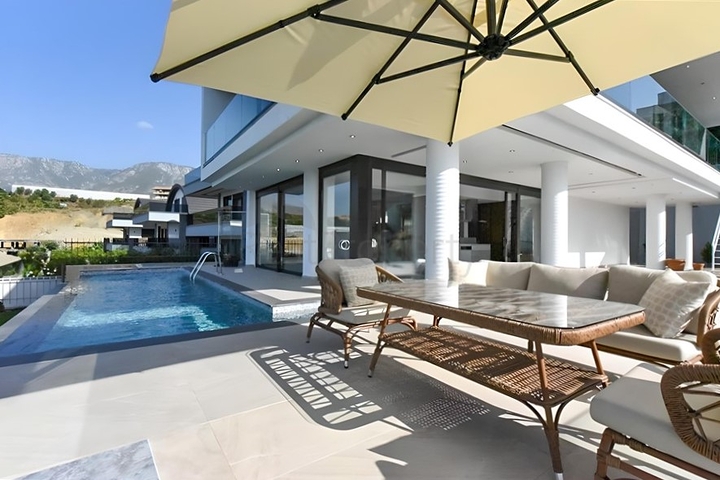 فيلا مع مسبح لا متناهي وإطلالات بانورامية في الهواء الطلق على الغابة والمدينة والبحر