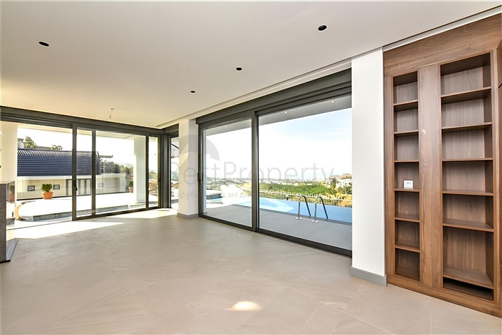 فيلا مع مسبح لا متناهي وإطلالات بانورامية في الهواء الطلق على الغابة والمدينة والبحر