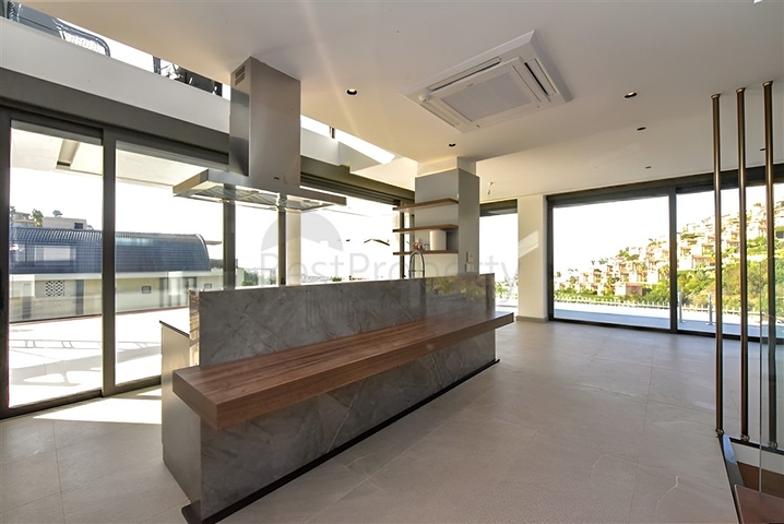 فيلا مع مسبح لا متناهي وإطلالات بانورامية في الهواء الطلق على الغابة والمدينة والبحر