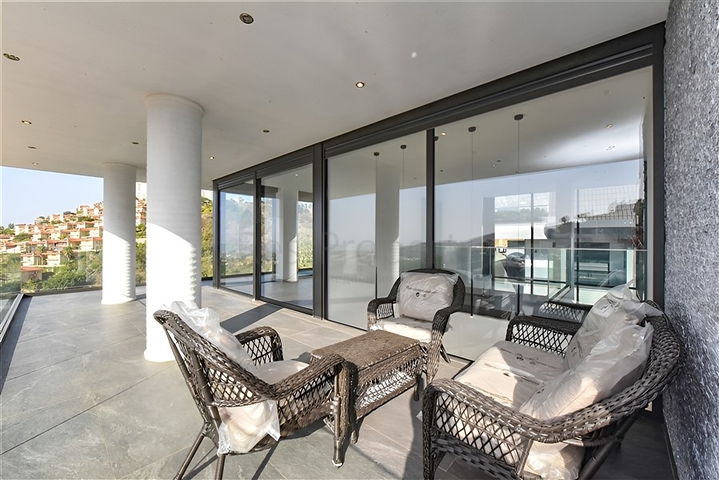 فيلا مع مسبح لا متناهي وإطلالات بانورامية في الهواء الطلق على الغابة والمدينة والبحر