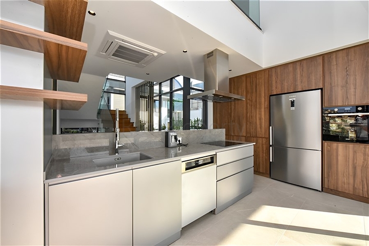 فيلا مع مسبح لا متناهي وإطلالات بانورامية في الهواء الطلق على الغابة والمدينة والبحر