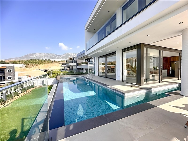 فيلا مع مسبح لا متناهي وإطلالات بانورامية في الهواء الطلق على الغابة والمدينة والبحر