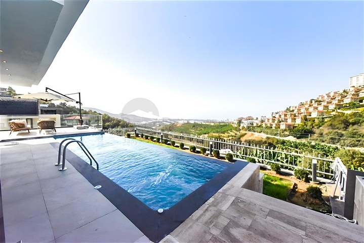 فيلا مع مسبح لا متناهي وإطلالات بانورامية في الهواء الطلق على الغابة والمدينة والبحر