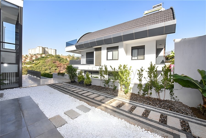 فيلا مع مسبح لا متناهي وإطلالات بانورامية في الهواء الطلق على الغابة والمدينة والبحر