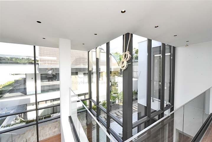 فيلا مع مسبح لا متناهي وإطلالات بانورامية في الهواء الطلق على الغابة والمدينة والبحر