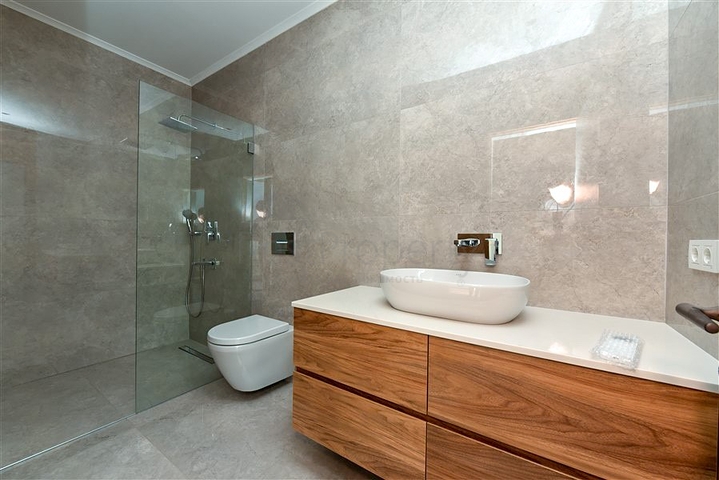 فيلا مع مسبح لا متناهي وإطلالات بانورامية في الهواء الطلق على الغابة والمدينة والبحر