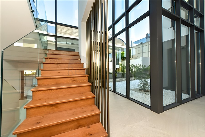 فيلا مع مسبح لا متناهي وإطلالات بانورامية في الهواء الطلق على الغابة والمدينة والبحر