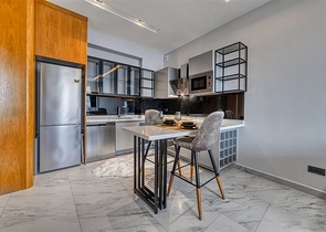 شقة على الساحل الأول في مجمع من الدرجة الممتازة