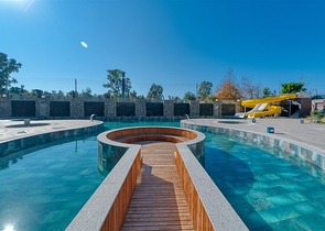 شقة على الساحل الأول في مجمع من الدرجة الممتازة