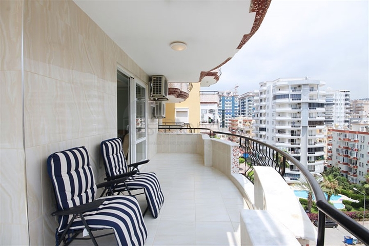 شقة 2 + 1 350 م من البحر