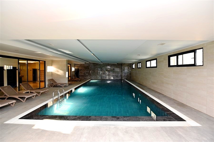 شقة 1+1 مطلة على الجبل في مجمع حديث