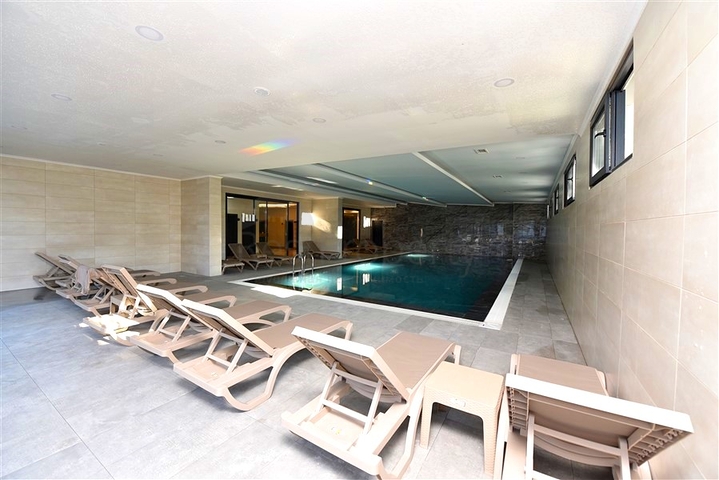 شقة 1+1 مطلة على الجبل في مجمع حديث