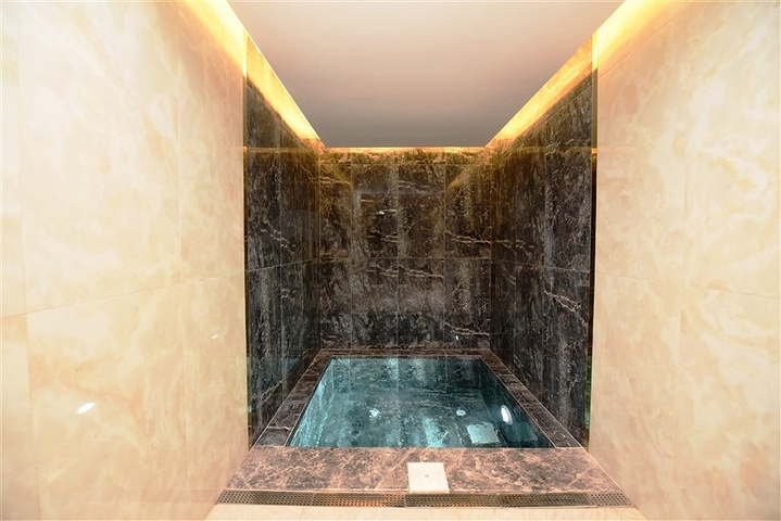 شقة 1+1 مطلة على الجبل في مجمع حديث