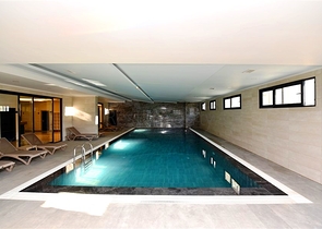 شقة 1+1 مطلة على الجبل في مجمع حديث