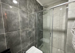 شقة 1+1 مطلة على الجبل في مجمع حديث