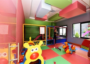 شقة 1+1 مطلة على الجبل في مجمع حديث