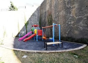 شقة 1+1 مطلة على الجبل في مجمع حديث