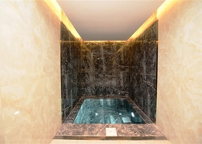 شقة 1+1 مطلة على الجبل في مجمع حديث