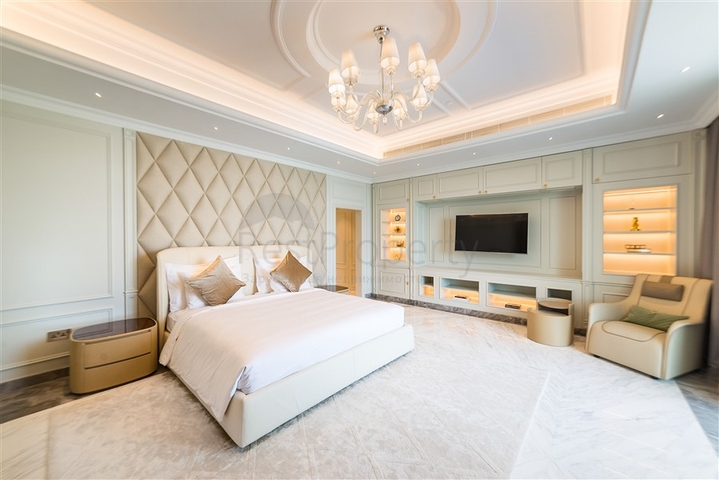 منزل من ستة طوابق مع أثاث فاخر وحمام سباحة في دبي