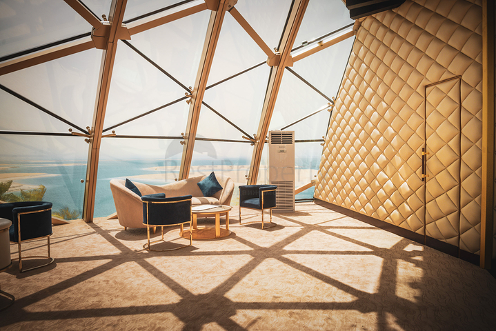 منزل من ستة طوابق مع أثاث فاخر وحمام سباحة في دبي