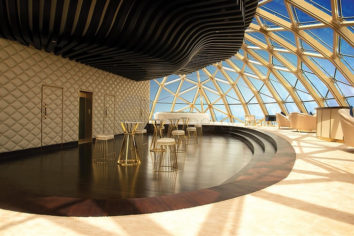 منزل من ستة طوابق مع أثاث فاخر وحمام سباحة في دبي