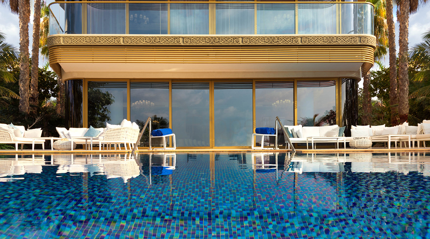 منزل من ستة طوابق مع أثاث فاخر وحمام سباحة في دبي