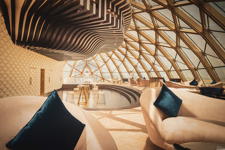 منزل من ستة طوابق مع أثاث فاخر وحمام سباحة في دبي