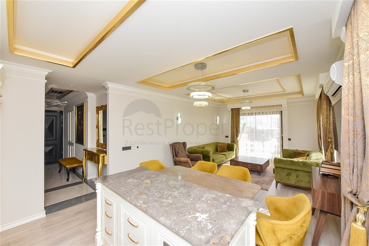 شقة من أربع غرف نوم في مجمع فاخر فاخر مطل على البحر.