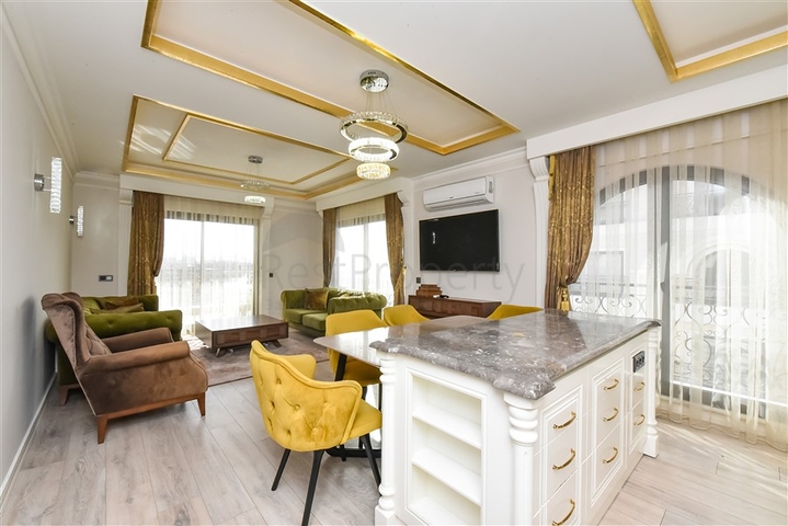 شقة من أربع غرف نوم في مجمع فاخر فاخر مطل على البحر.