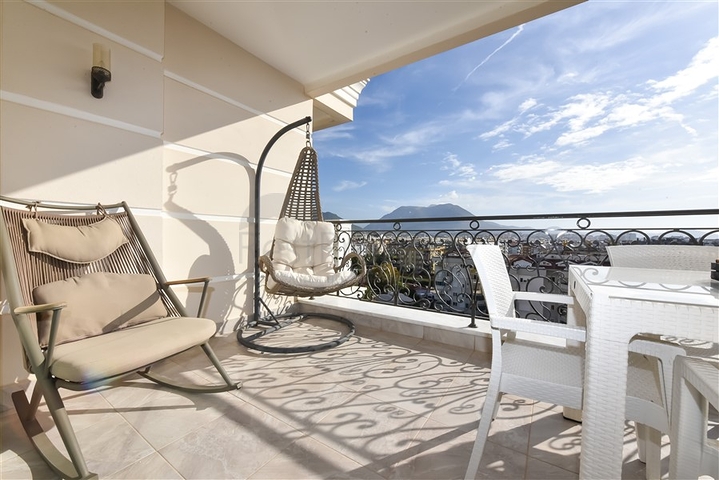 شقة من أربع غرف نوم في مجمع فاخر فاخر مطل على البحر.