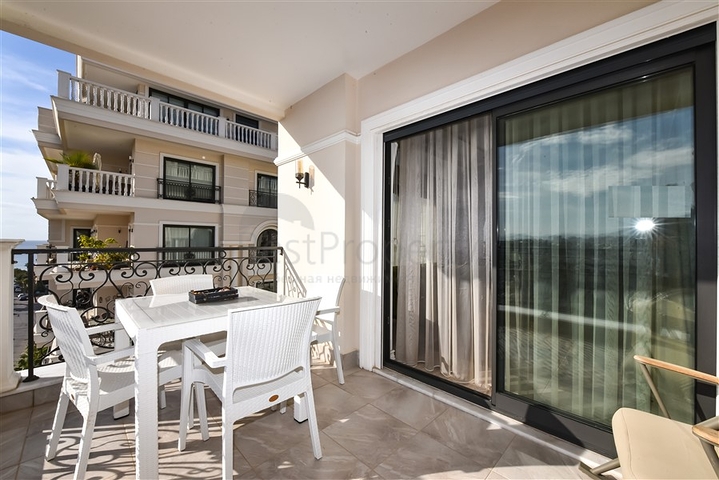 شقة من أربع غرف نوم في مجمع فاخر فاخر مطل على البحر.