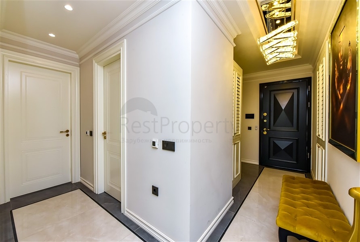 شقة من أربع غرف نوم في مجمع فاخر فاخر مطل على البحر.