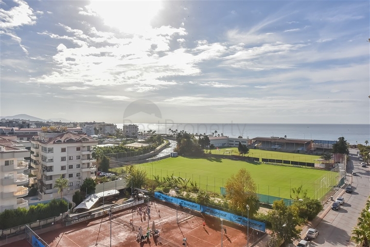 شقة من أربع غرف نوم في مجمع فاخر فاخر مطل على البحر.